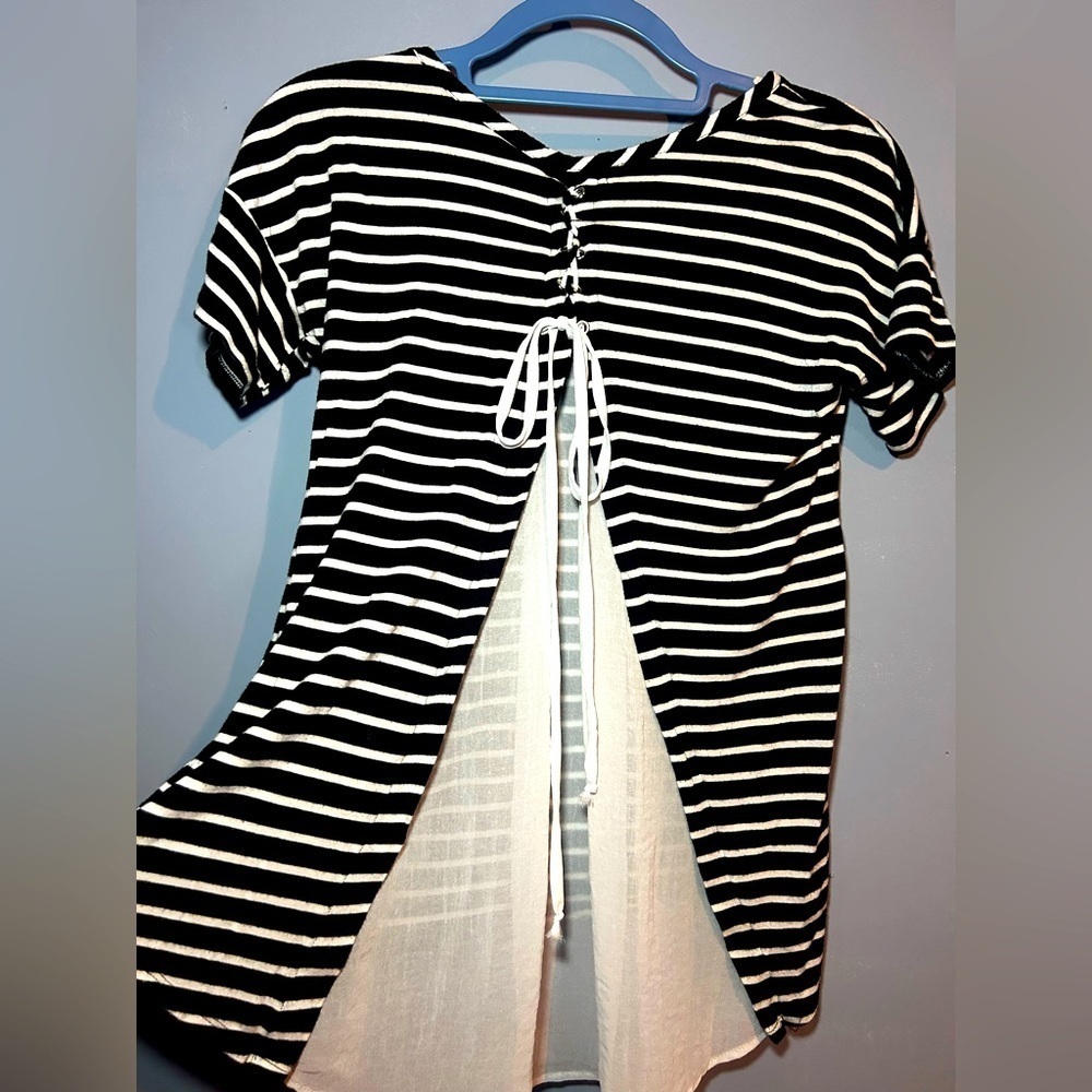 Pebble and Stone women’s blouse w/ lace up flowy back detail,stunning! 
medium